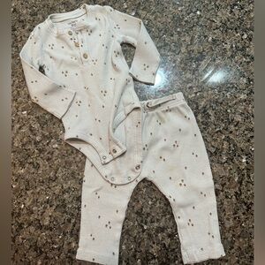Baby girl 9mo long sleeve/pants set. Like new. Baby blue color. Brand-Carters
